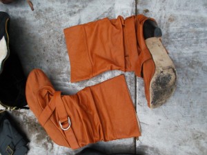 Den einen Stiefel hat's auch mächtig erwischt: Total geplättet und Fersenkappe gleich mehrfach gebrochen.