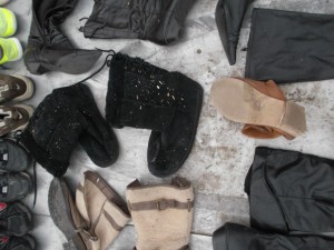 Müll0214 217.jpg (548.88 KiB) 6079 mal betrachtet Zermalmte UGGs - total platt und versaut mit Glas- und Holzsplittern.