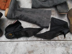 Diesen sehr edlen Stiefeletten aus handschuhweichem Echtleder hat's beim Pressen ein Absatz weggebrochen; welchen ich aber zufällig gefunden habe.