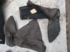 Müll0214 219.jpg (447.26 KiB) 6079 mal betrachtet Keine Gnade auch für diese Stiefel: Total plattgemalmt.