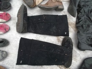 Diesen warm gefütterten weichen Buffalo-Stiefeln hat das Pressmüllauto auch böse mitgespielt: Gespickt mit Presssplittern, Fersenkappen zerquetscht und eine Sohle so zermalmt, dass sie durchgebrochen ist!