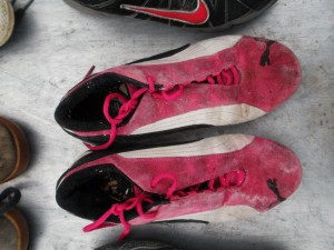 Müll0214 224.jpg (522.77 KiB) 6073 mal betrachtet Diese Wildleder-Pumas haben einiges an Presssplittern "reinbekommen" und das Wildleder ist auch ziemlich versaut vom Reinpressen ins Müllauto.