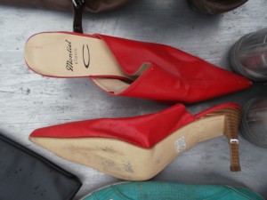 Müll0214 225.jpg (511.12 KiB) 6418 mal betrachtet Schuhspitze kaputtgeschrammt (aus Foto nicht zu sehen) und Absatz abgeknickt.