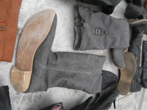 Müll0214 228.jpg (512.2 KiB) 6088 mal betrachtet Sogar den flachen Absatz traf das Pressschild und knackte ihn!