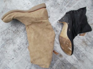 Müll0214 229.jpg (421.69 KiB) 6073 mal betrachtet Den einen beigen Stiefel habe ich in einem der ebenfalls geretteten Müllsäcke gefunden und den anderen hat die Müllpresse ebenfalls so zermalmt, dass die Sohle abgerissen wurde. Die total zermanschte Stiefelette ist das Gegenstück zu der anderen vermutlich verloren gegangenen Stiefelette, die sich verdrücken wollte / verdrückt hat.