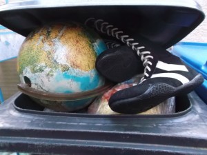 Es ging nicht anders: Ich musste den Erdball einstampfen; - und die schönen Boxerstiefel dazu!