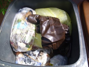 Marina07 030.jpg (398.12 KiB) 7764 mal betrachtet Ein wohlverdientes sanftes Ende auf weichem "Müllkissen".