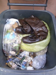 Marina07 032.jpg (437.51 KiB) 7764 mal betrachtet Martina muss sie noch kurz vorher getragen haben, denn noch konnte man ihre (ausgebeulte) Fußform unzerdrückt erkennen. Doch auch ihre Lieblinge würden in diesem ausgelatschten Zustand sehr bald unter dem Müllgewicht zusammensacken.