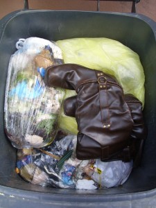 Marina07 033.jpg (423.06 KiB) 8708 mal betrachtet War es Absicht oder Zufall, dass Martina ihre Cowgirlstiefel au den oberen Müllbeutel gelegt hat? Sollten sie vielleicht nicht so tief in den Dreck, dass noch durchsickernde Müllbrühe die armen Stiefel demütigen könnte.
