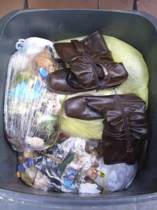 Marina07 034.jpg (384.64 KiB) 7764 mal betrachtet Es wurde Zeit, Martinas Cowgirlstiefel ihrem Schicksal zu überlassen, denn bald sollten neue Mülltüten in die Tonne geworfen werden.