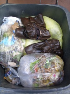 Marina07 035.jpg (432.79 KiB) 8314 mal betrachtet Auch bei diesen treuen aber ausgedienten Begleitern einer Frau sollte nun langsam aber sicher der Müll die Oberhand gewinnen.