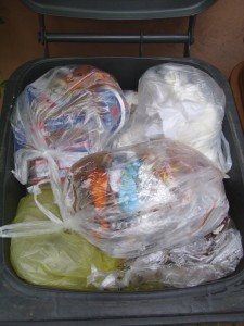 Marina07 036.jpg (391.01 KiB) 8314 mal betrachtet Unsere Mülltonne war diesmal gnädig und gleich ein ganzer Schwung Müllbeutel begrub Martinas Cowgirlstiefel, sodass sie ihre armen alten Lieblinge nicht mehr mit ansehen musste, wie aus ihren Cowgirlstiefeln jetzt stinkender Müll wurde.