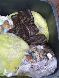 Marina07 038.jpg (379.87 KiB) 7764 mal betrachtet Der schon verrottende Küchenmüll auf den Stiefeln sorgte dafür, dass sie nun nicht mehr nach gepflegten Frauenfüßen dufteten; sozusagen hatten sie nun diesen ekligen "Leichengestank" an sich.