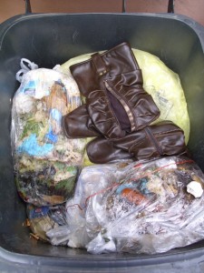 Marina07 040.jpg (406.36 KiB) 8314 mal betrachtet Plattgedrückt klebten Martinas ausrangierte Stiefel an den siffigen Küchenmüllbeuteln. Sie hatten es hinter sich!