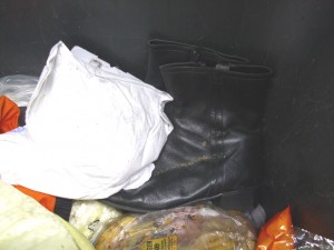 Marina07 048.jpg (306.4 KiB) 7679 mal betrachtet Auf einer zerfetzten Bomberjacke und Jessicas hässlichen Alltagsstiefeletten, liegt noch ein Staubsaugerbeutel.