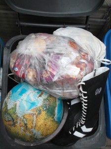 Müll0214 249.jpg (632.69 KiB) 5217 mal betrachtet Höchste Zeit, meine "Einstampf-Stollenschuhe" anzuziehen. Alte Fußballschuhe, die ich aus einem Restmüllcontainer gerettet habe, damit sie noch mit sicherem Grip die Drecksarbeit machen, bis auch sie eines Tages - wieder - als wertloser Abfall im Hausmüll landen.