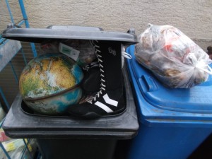 Der nächste Müllbeutel wartet schon darauf, in die Mülltonne zu kommen, wo er auch hingehört.