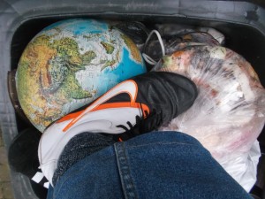 Interessantes Gefühl auf knatschigem Küchendreck, geilen Boxerstiefeln und der Welt zu stehen!