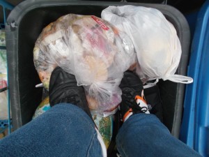 Müll0214 252.jpg (521.24 KiB) 5217 mal betrachtet Die Girly-Boxerstiefel gehen sofort "zu Boden" und "verdrücken" sich im Dreck!