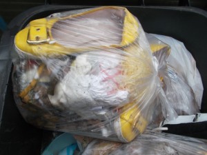 Auf den Trümmern der Welt lagen nun vom Küchendreck eingesaute gelbe Ballerinas.