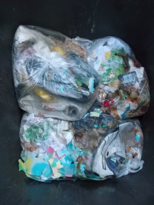 Vor etwa zwei Wochen haben zarte Frauenhände - wie Polygreifer ins Dach eines Altautos - die Schuhe gepackt und herzlos in den Mülleimer gestopft, ... und vielleicht schon vergessen?!
