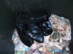 Total platt, teilweise durchweicht von ekliger Müllbrühe aus verrottendem Küchendreck und erbärmlichst stinkend; verstoßene Stiefel.