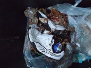 Aus langjährigen treudienenden Gefährten wurde nun ekliger &quot;Restmüll&quot;. Drunter eine von Müllbrühe total durchnässte Jeans. Traurig!