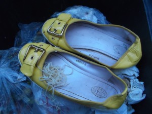Tamaras (?) Ballerinas mit Nudelresten unserer Mülltonne &quot;serviert&quot;.