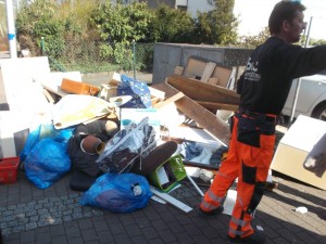Die Orangenen Engel waren gestresst, denn alles musste schnell gehen, denn das schöne Frühlingswetter veranlasste die Leute ihr Gerümpel in Massen an die Straße zu stellen.