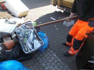 Immer näher kamen die Müllmänner an diesen interessanten Koffer, aus dem die vielen geilen Turnschuhe wie aus einem vollen Schaufenster heraus zu sehen waren.