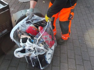 Nun war auch der mit geilsten Turnschuhen gefüllte durchsichtige Koffer in den Händen eines Orangenen Engels.