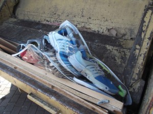 Berstendes Holz und ächzende und &quot;puffende&quot; Sneakers (vermutlich platzende Airpads?!) - oder doch eher eine Sneakerhölle?!
