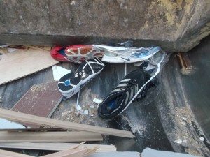 Die Vorstellung, dass in diesen Schuhen noch Füße drinstecken, lässte einem erschauern bei diesen pressanten Anblicken und der Geräuschkulisse.