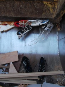 Wohl nur die schwarzen adidas-Laufschuhe hatten wohl etwas Glück gehabt, nicht total zermalmt worden zu sein; - aber in der Müllschüttung zu liegen, kann man auch nicht gerade als &quot;glücklich&quot; bezeichnen.