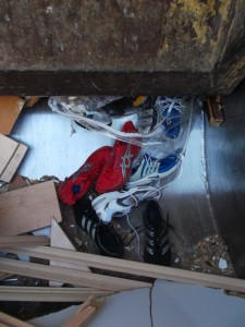 Müll0314 032.jpg (421.95 KiB) 8292 mal betrachtet Das sah aus, als ob einer Person ohne Tischmanieren beim Kauen das Essen wieder teilweise aus dem Mund fällt. Grins!