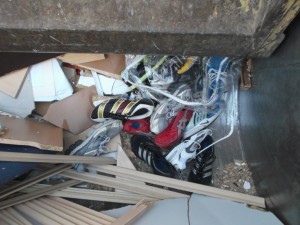 Endlich bekam man auch noch andere Sperrmüll-Turnschuhe zu sehen, während sie schon langam in den Bauch des Pressmüllautos zu verschwinden drohten.