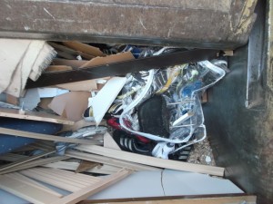 Nun waren die geilen Sneakers offensichtlich im Sperrmüll &quot;angekommen&quot; und schienen sich - zwangsläufig - ihrem Schicksal ergeben zu müssen.