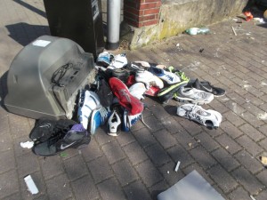 Endlich die ganzen zermalmten Turnschuh-Leichen aus dem Pressmüllauto gezerrt. Achtet mal genau auf die weiß-blauen adidas Basketball-Stiefel am Fernseher!!
