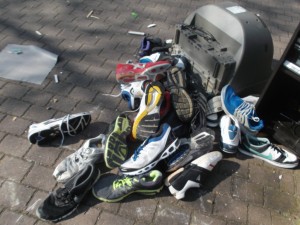 So geile bunte Sneakers gehören, wenn sie fürs Tragen unbrauchbar sind, nun in (unsere) Mülltonne, um die Männerquote endlich mal zu erhöhen!