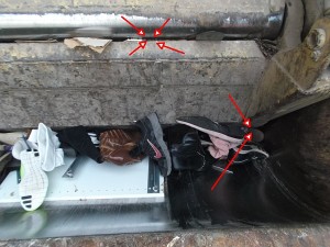Die Pfeile sollen die Stellen darstellen, die ich mir als besonders heikel und gefährlich für Sneaker vorstellen könnte