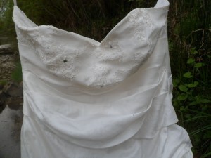 Der Brustteil ist mit Spitze und Steinchen besetzt.