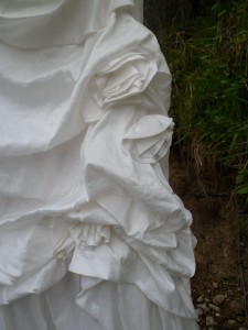 An der Seite sind drei Blumen angenäht