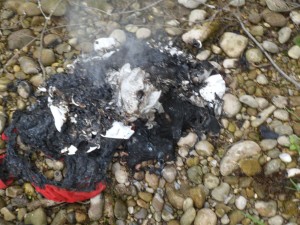 BRKL5.jpg (557.96 KiB) 6208 mal betrachtet Das sind die Reste des Brautkleides und von zwei Dirndln