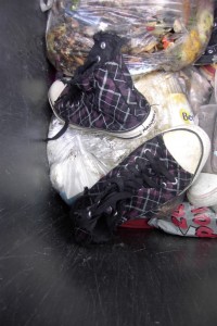 Jessica01 010.jpg (235.84 KiB) 7384 mal betrachtet Den Schaft zog ich nochmal hoch, damit man erkennen konnte, wie sehr die Schuhe schon verlatscht waren.