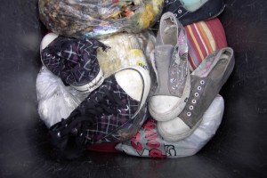 Jessica01 009.jpg (250.43 KiB) 7934 mal betrachtet Drei Schuhe einer "abgelaufenen" Saison warteten nun gemeinsam auf die Orangenen Engel.