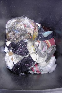 Jessica01 022.jpg (268.42 KiB) 7934 mal betrachtet Von fetten Küchenmüllbeuteln plattgedrückte Girlie-Chucks.