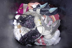 Jessica01 023.jpg (233.7 KiB) 8328 mal betrachtet Irgendwie zu süß diese Girlie-Chucks, um endgültig im Müll zu verschwinden.