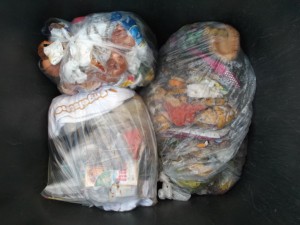 Ganz oben in diesen Küchenmüllbeutel kam dann noch Lauras süßes Oberteil mit dem &quot;Engelsche&quot;.