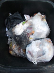 Ballerinas, Stiefel und das &quot;Engelsche&quot; sacken tiefer und tiefer unter dem Müll.