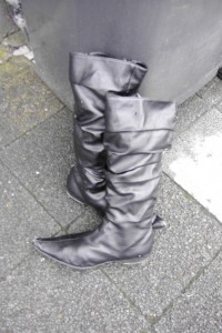 Josef02 046.jpg (259.15 KiB) 7747 mal betrachtet Martina stellte kurzerhand einfach ihre ausrangierten Stiefel neben die Tonne.